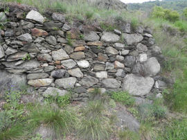 Blocchi di granito all’interno di un muro verso il cippo n.2 del Belvedere Alto (39327 bytes)